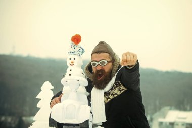 Adam pilot şapka ve gözlük yükseltilmiş yumruk el ile