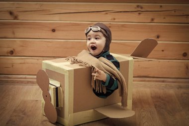 bir karton kutu oynarken çocuk
