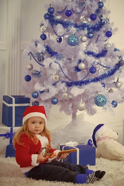 Weihnachtsglückliches Kind mit Bär und Geschenk, Cyber-Montag. — Stockfoto