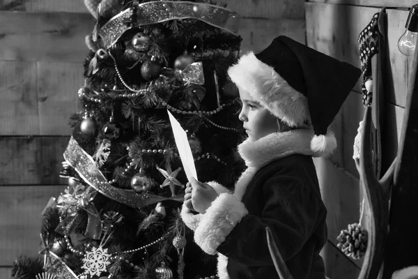 Рождественская девушка на дереве с бумагой — стоковое фото
