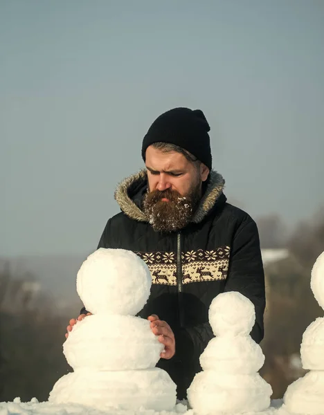 Nieuwjaar man op blauwe hemel met sneeuw figuur. — Stockfoto