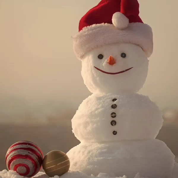 Yeni yıl kardan adam beyaz kar ile dekorasyon oyuncak. — Stok fotoğraf