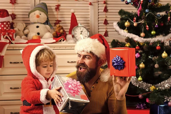 Gelukkig gezin vieren nieuwjaar en kerst. — Stockfoto