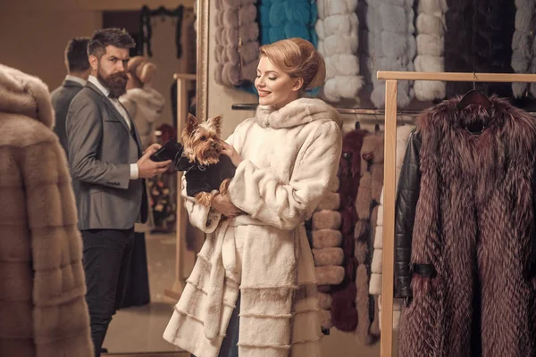 Ο άνθρωπος με το πορτοφόλι και κορίτσι μεταξύ γούνινο παλτό — Φωτογραφία Αρχείου
