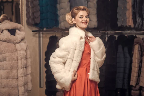 Femme en manteau de fourrure, accro au shopping . — Photo