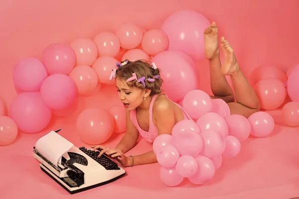 Kleine meisje secretaris bij party ballonnen. — Stockfoto