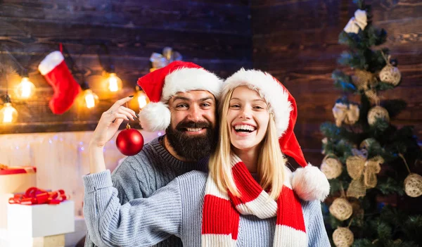 Kärleksfull familj. God jul och gott nytt år. Happy holidays par fira och dekorera huset. Nya år dekorationer för helgdagar och hem. Jul tillsammans. — Stockfoto