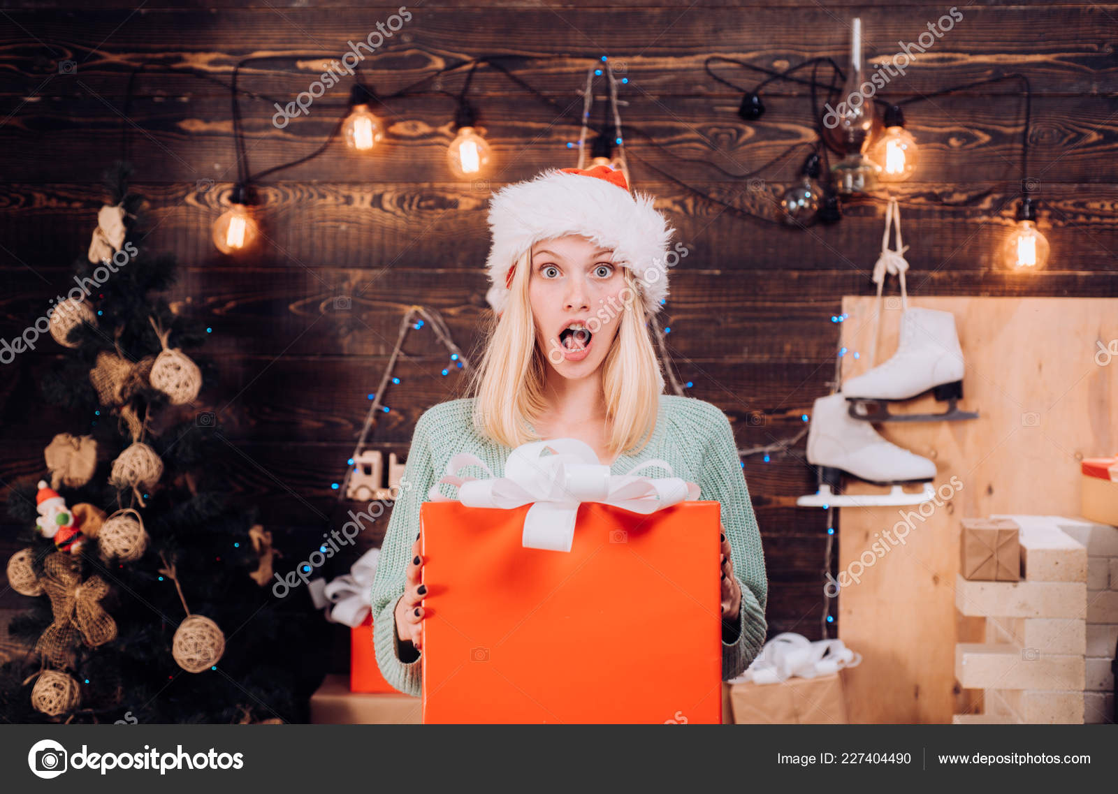 サプライズ 信じるなら クリスマスの願いは叶います クリスマス プレゼント ギフト 感情的な驚く女性喜ぶプレゼント ギフトです メリー クリスマスとハッピー ホリデー 朝はクリスマス前にサプライズ ストック写真 C Tverdohlib Com