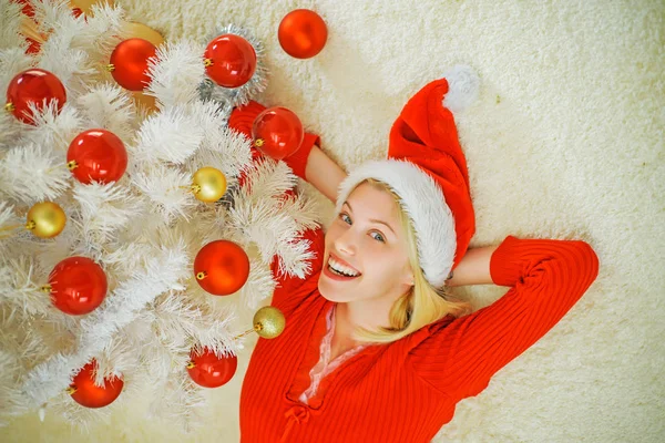 Joyeux Noël et Joyeuses Fêtes. Fille heureuse décorer l'arbre de Noël à l'intérieur.Nouvel An. Le matin avant Noël. Portrait aimant fille blonde gros plan. Les vœux de Noël se réalisent si vous croyez . Images De Stock Libres De Droits