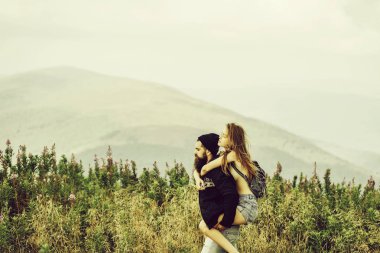 Dağ tepe üzerinde Romantik Çift