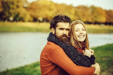 Sonbahar parkında genç bir çift