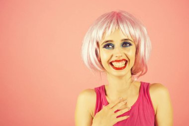 Parlak yapay saç ile gülümseyen kız.