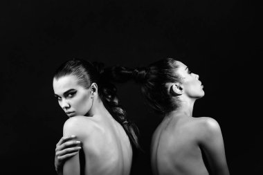 örgülü saçlı çıplak lezbiyen modelleri