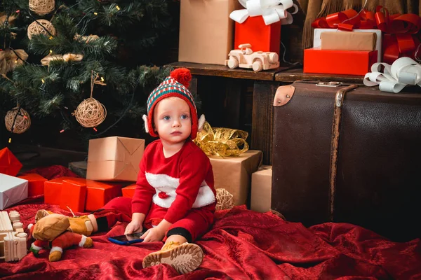 Brinquedos de Natal e infância feliz. Feliz Natal e Feliz Ano Novo. Criança bonito no fundo da árvore de Natal . — Fotografia de Stock