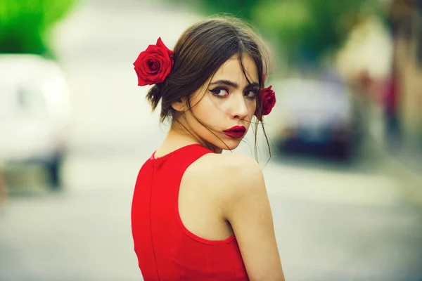 Ładna kobieta z czerwonymi ustami, makijaż na twarzy ładny, młody — Zdjęcie stockowe