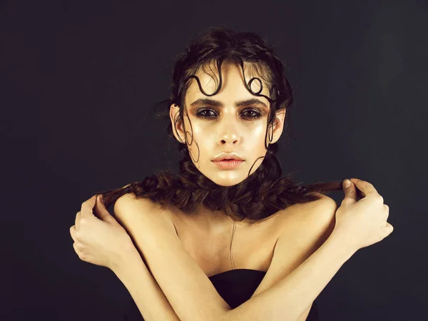 Vrouw met glanzende make-up vlechten met gekruiste armen houden — Stockfoto