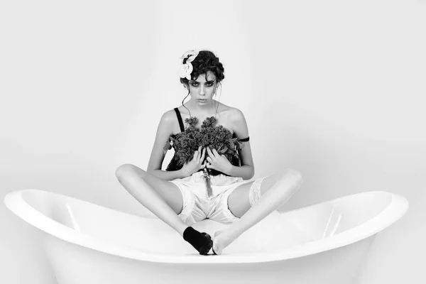 Frau entspannen im Thermalbad mit Fliederblüte — Stockfoto
