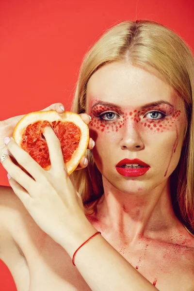 かなりブロンドの女性と創造的なファッショナブルな化粧ホールド グレープ フルーツ、ビタミン — ストック写真