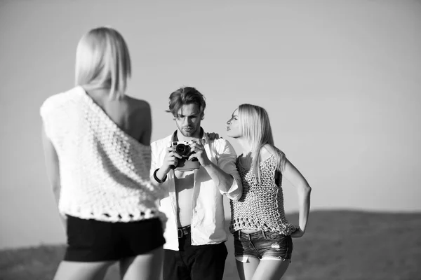 Verano, vacaciones, felicidad, grupo de amigos tomando fotos con la cámara —  Fotos de Stock