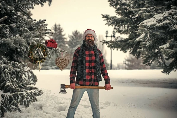 Neujahr Mann in schneebedeckten kalten Wald mit Geschenkbox. — Stockfoto