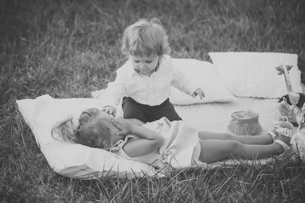 Barn koppla av på grönt gräs sommardag — Stockfoto