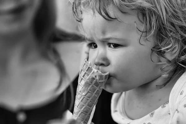 Bambino ragazzo mangiare gelato — Foto Stock