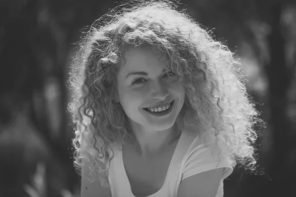 Sorrindo mulher ao ar livre — Fotografia de Stock