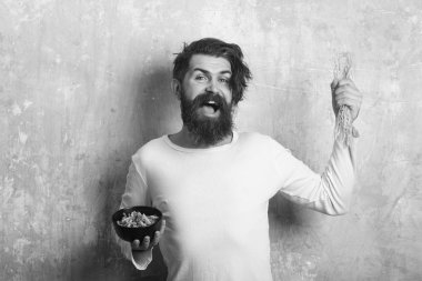 Hipster İtalyan makarna ve kase tutun