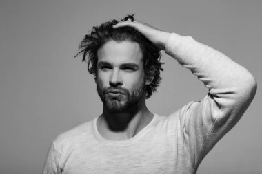 yakışıklı adam sakal ve şık saç, sabah ve moda