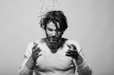 adam sabah su damlaları ile yüz yıkama