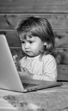 Bilgisayarın yakınında mutlu çocuk