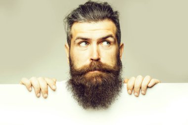 kağıt ile şaşırmış adam sakallı