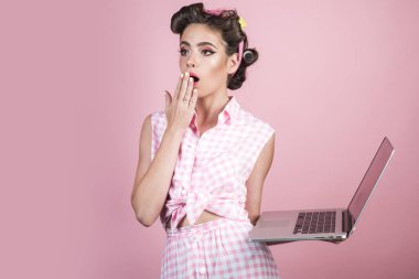 moda saçları Pinup kız. vintage tarzı güzel bir kız. servet Retro kadınla. Ev kadını. kadın moda makyaj ile pin. dinlenmek için zaman. dizüstü bilgisayar ile yorgun ev kadını. Uzaktan çalışma. Online