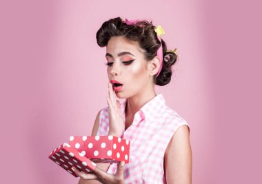vintage tarzı güzel bir kız. Retro kadın berthday partisi. kadın moda makyaj ile pin. moda saçları Pinup kız. Doğum günün kutlu olsun. Parti kutlama. Bu hediye seviyorum