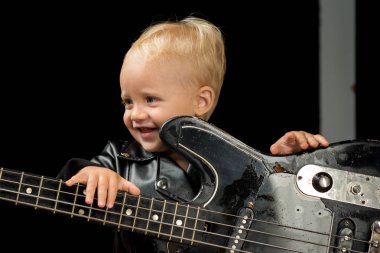 Müzik çalsın. Küçük rock yıldızı. Küçük gitarist rock'çı ceketli. Çocuk Çocuk gitar ile. Rock tarzı çocuk. Rock and roll müzik sanatçısı. Sevimli küçük müzik fan. Küçük müzisyen