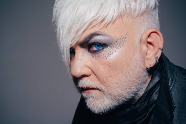 Orada hiçbir şey bu konuda ibne. Moda saç modeli ile egzotik hipster adam. Transseksüel kişi. Hippi moda stil. Erkek makyaj sakallı adam. Transseksüel hakları destekler. Erkek makyaj göz