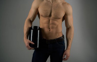 Diyet ek. Anabolik steroidler ile kas büyüme uyarıcı. Altı paketleri olan adam. Güçlü adam vitamin şişeleri tutun. Vitamini besin. Anabolik hormon kas gücü artar. Sağlıklı beslenme
