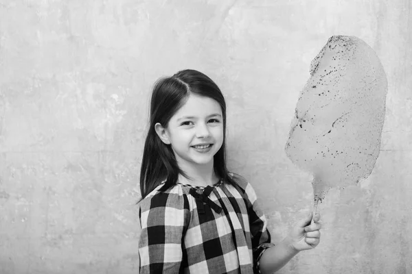 Menina bonita feliz sorrindo com algodão doce no pau — Fotografia de Stock