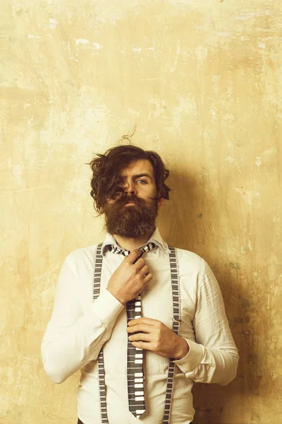 Hipster em camisa e suspensórios com gravata musical — Fotografia de Stock