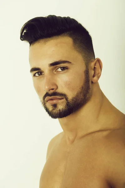 Hombre sexy guapo con la cara sin afeitar, barba y cabello elegante — Foto de Stock