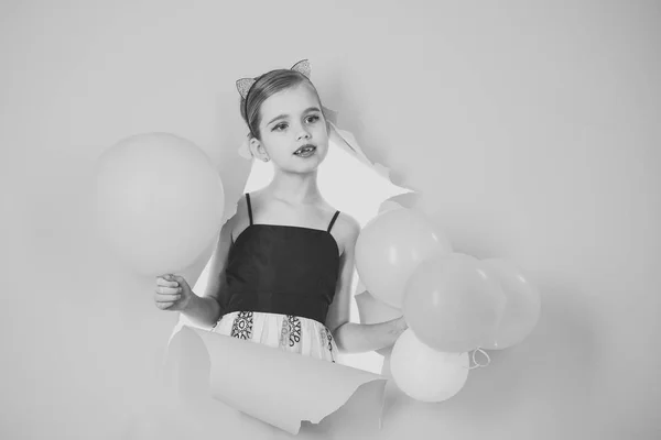 Infancia y felicidad. niñez, niña con globos rosados —  Fotos de Stock