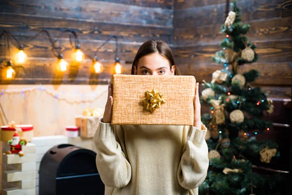 Weihnachtsvorbereitungen. Frohe Weihnachten und ein gutes neues Jahr. Weihnachten im Hintergrund. Neujahrsfrau. — Stockfoto