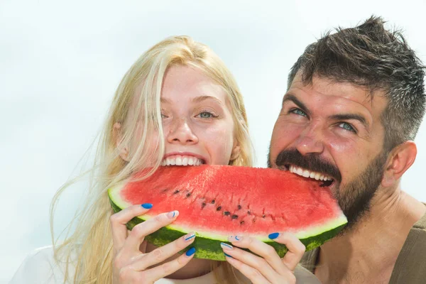 Friska par. Njuter äter matlagning tillsammans. Vackra friska unga par med hälsosam mat. Vattenmelon och sommaren. Friska par äta vattenmelon. — Stockfoto