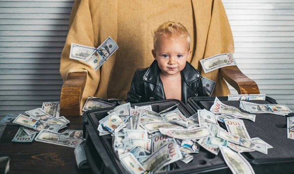 Wordt na geld. Klein kind business administreren in bedrijf opstarten. Kleine ondernemer werk in office. Jongenskind met geld geval. Kleine jongen graaf geld in contanten. Zakelijke opstartkosten — Stockfoto