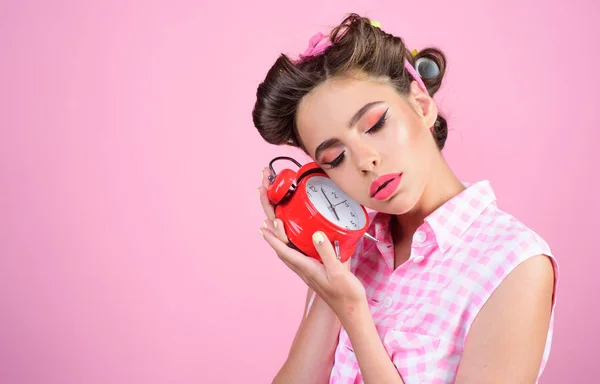 Mujer retro con despertador. El tiempo. chica pinup con pelo de moda. Buenos días. gestión del tiempo. mujer pin up con maquillaje de moda. chica cansada somnolienta en estilo vintage, espacio para copiar. Necesito algo de tiempo. —  Fotos de Stock