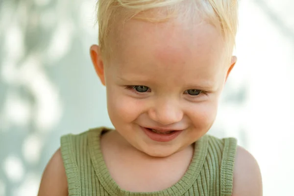 Puro e inocente. Feliz bebé. Menino feliz sorrindo. Criança com um sorriso adorável. Desfrutando da infância feliz. O amor de uma criança é uma coisa pura — Fotografia de Stock