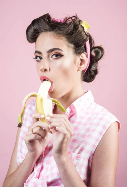 Dziewczyna Pinup moda włosów. upiąć kobieta z modnym makijażu. banan dieta. retro kobieta jedzenie banana. Ładna dziewczyna w stylu vintage. Potrzebujemy więcej bananów — Zdjęcie stockowe