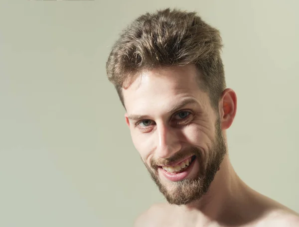 Zijn baard en een kapsel zijn vormgegeven. Mens haar verzorgen. Gelukkig man glimlachen in de ochtend. Bebaarde man moet baard kapper. Persoonlijke verzorging en ochtend routine. Kapper, kopie ruimte — Stockfoto