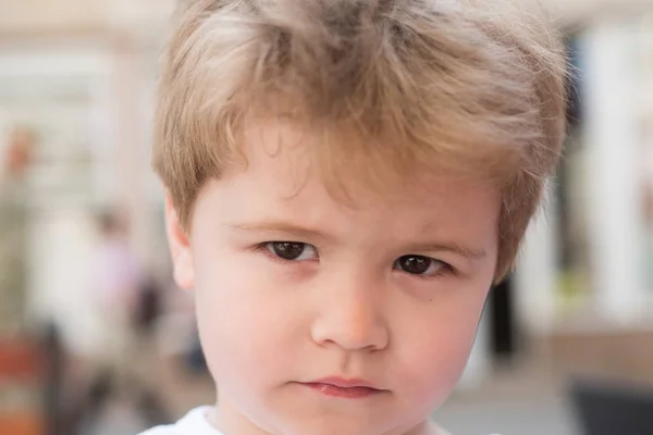 Oh nein. kleines Kind mit stylischem Haarschnitt. kleines Kind mit Kurzhaarschnitt. kleiner Junge mit blonden Haaren. gesunde Haarpflege-Tipps für Kinder. Haarpflegeprodukte. Erstaunliches Haircut-Erlebnis — Stockfoto