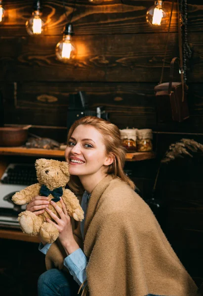 Mon drôle d'ami. Femme sensuelle tenir jouet ours. Jolie femme avec ours en peluche. Femme sexy avec jouet doux. Adorable femme heureuse souriant avec le présent. Mon jouet préféré — Photo